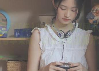 少女推荐黑料网不打烊免费观看苹果版，边看边嗑瓜超开心～